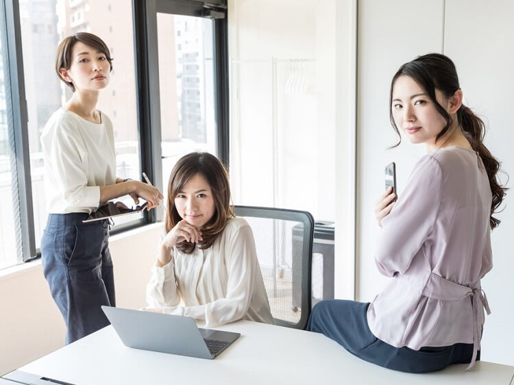 Beautiful Chinese women in workplace